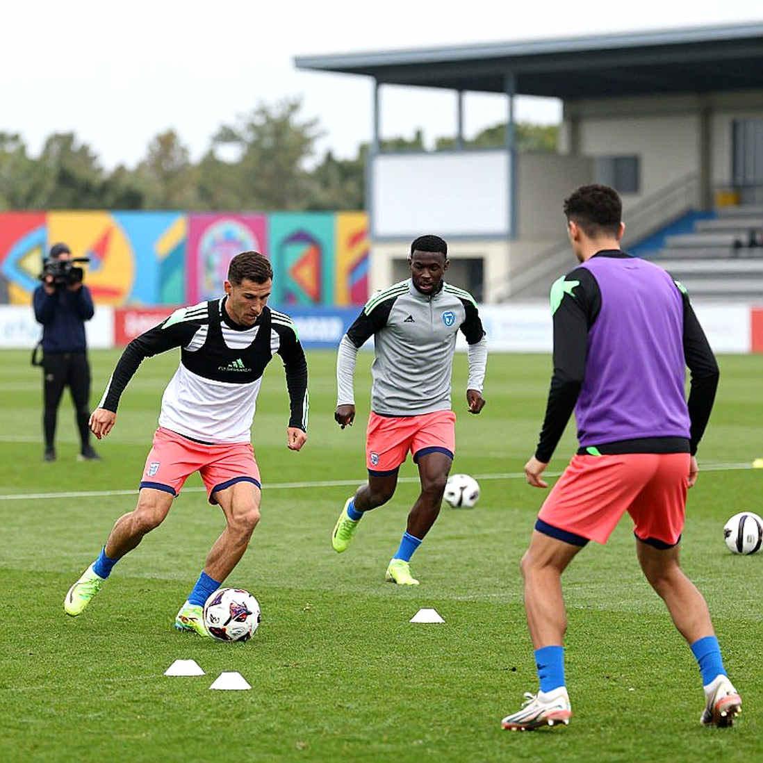 Bóng đá Việt Nam và bài toán chuyển trạng thái: Khi V.League chưa nuôi nổi nhịp đấu người lớn