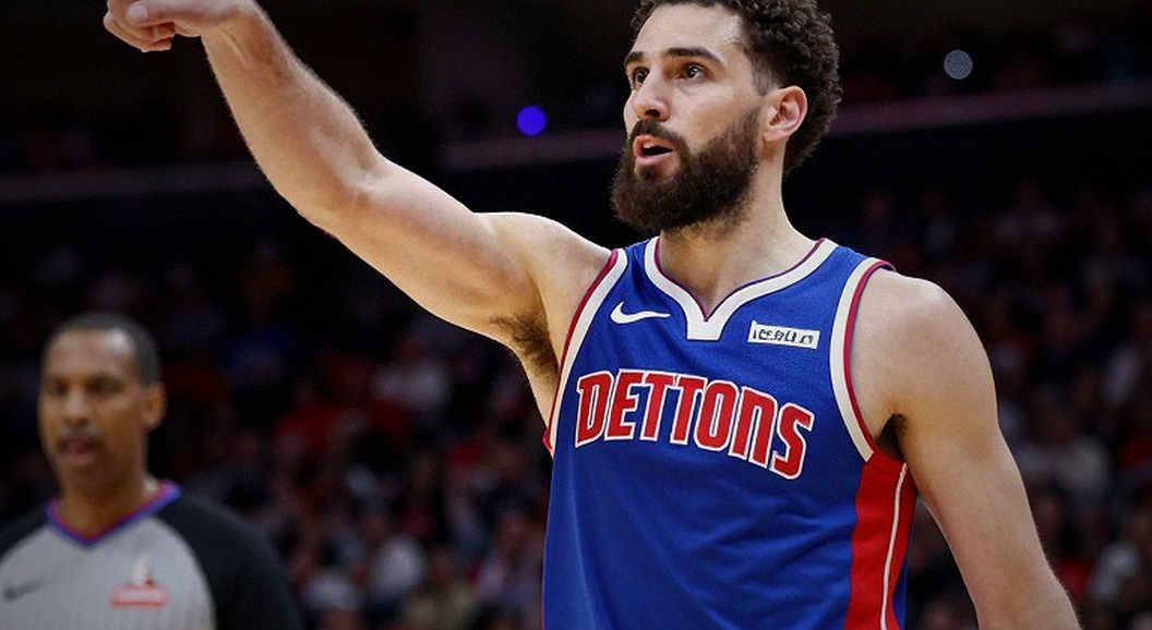 Reed Sheppard đá chính trước Hawks: một đầu gối, ba hậu vệ dẫn bóng và bài toán quyền lực ở Houston